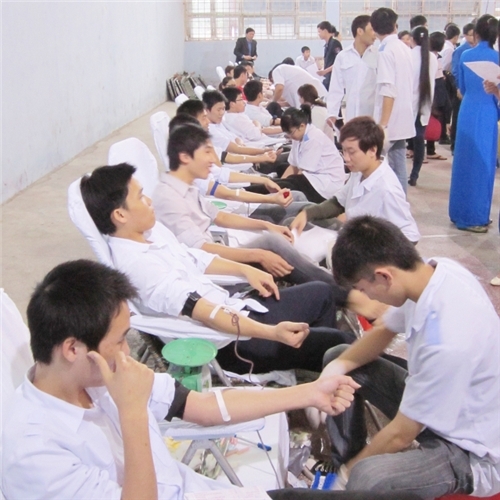 Gần 200 sinh viên tham gia hiến máu tình nguyện