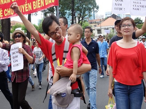 Ba dẫn con đi tuần hành: Dạy con về lòng yêu nước