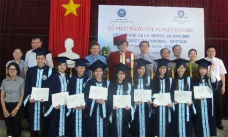 9 SV được nhận bằng Cử nhân quốc gia của Đại học Rennes 1, Cộng hòa Pháp