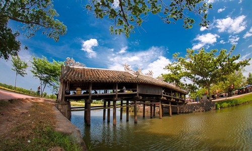 Cầu ngói Thanh Toàn là 1 trong những những cây cầu ngói đẹp ở Việt Nam