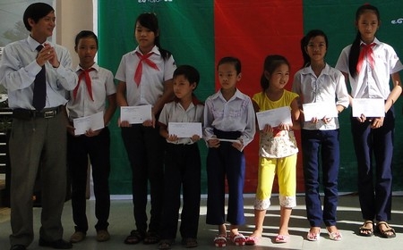 Quỹ  Bảo trợ trẻ em tỉnh và Tổ chức Zhi Shan Foundation ( C.I) đã trao hơn 1,5 tỉ đồng  học bổng 