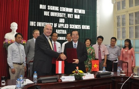 Đại học Huế ký kết hợp tác với Trường Đại học Khoa học ứng dụng IMC Krems Áo