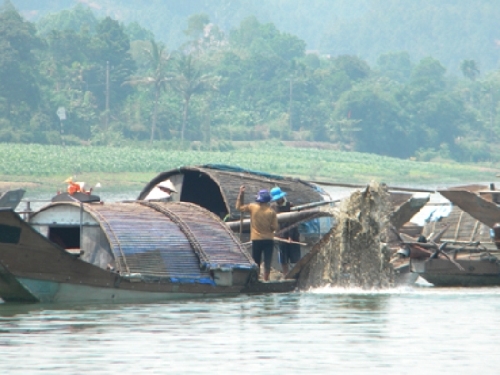 Tăng cường kiểm tra, xử lý tình trạng khai thác cát, sỏi trái phép trên sông Hương đoạn qua xã Thủy Bằng thị xã Hương Thủy