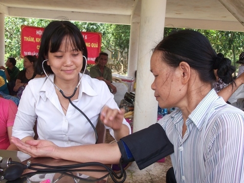 Đoàn sinh viên trường Đại học UC Berkeley thăm và khám bệnh miễn phí cho người nghèo tại xã Lộc Trì, huyện Phú Lộc