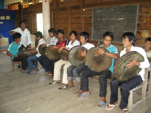 Nam Đông: truyền dạy đánh cồng chiêng cho thế hệ trẻ