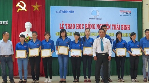 Trao học bổng cho con em ngư dân nghèo vượt khó