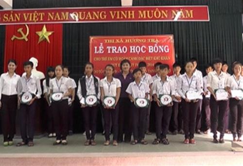 109 suất học bổng được trao cho các em học sinh nghèo hiếu học thị xã Hương Trà