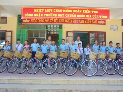 Trao 250 chiếc xe đạp cho học sinh nghèo vượt khó.