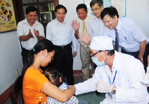 Phát động chiến dịch tiêm vắc xin Sởi-Rubella tỉnh Thừa Thiên Huế và khu vực miền Trung
