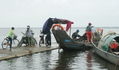 Thành phố Huế đình chỉ hoạt động 02 thuyền không đủ điều kiện chở khách trên sông Hương