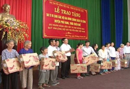 Phú Vang: trao tặng 50 chiếc ti vi cho các gia đình chính sách, có công 
