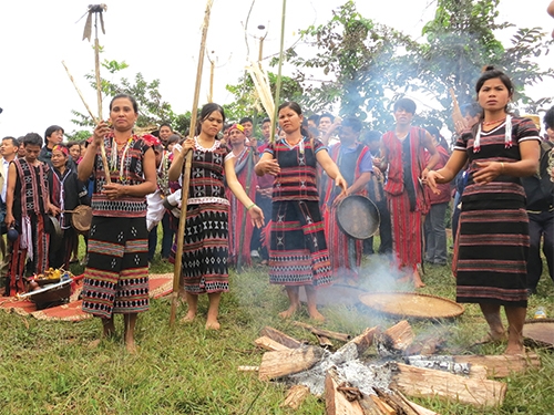 Nghiệm thu đề tài khoa học "Nghiên cứu, bảo tồn và phát huy giá trị múa truyền thống trong lễ hội Aza Kooh của dân tộc Tà Ôih, huyện A Lưới, tỉnh Thừa Thiên Huế"