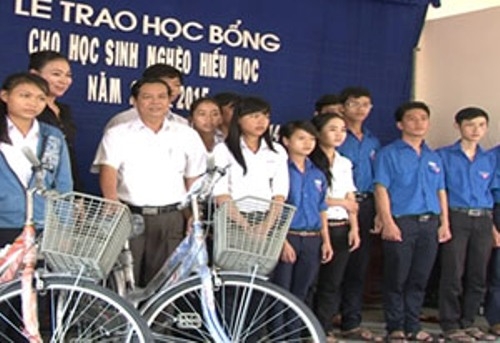 Phú Vang: Trao 45 xuất học bổng cho các em học sinh nghèo hiếu học