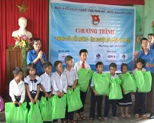 Chương trình “Chung sức đến trường - Tình nguyện mùa đông” đến với học sinh huyện Phú Vang