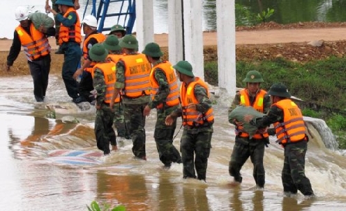 Lũ chồng lũ do thuỷ điện, hàng chục hộ dân bị nhấn chìm