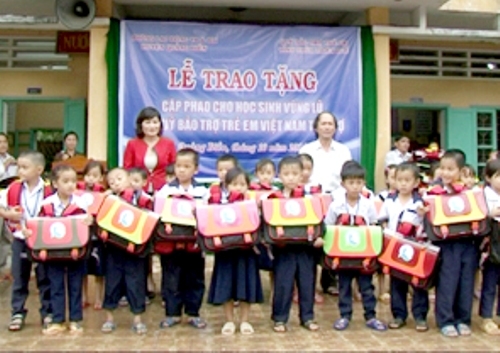 Trao tặng 500 cặp phao cho học sinh vùng sông nước