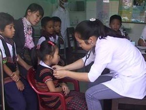 Nam Đông: Hơn 3.600 trẻ được tiêm vắc xin sởi – Rubella đợt 2/2014 