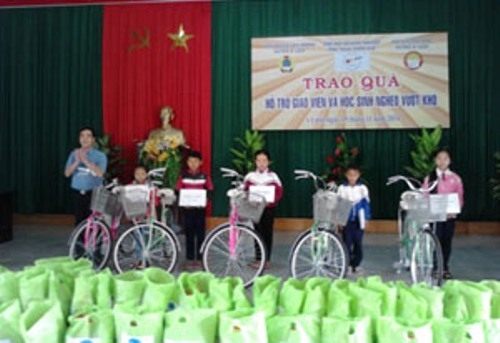 50 xuất quà trao cho học sinh nghèo huyện A Lưới