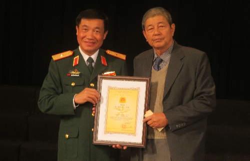 Đạo diễn Phạm Hữu Thu được trao giải B Giải thưởng Bộ Quốc phòng