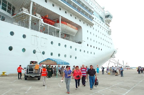 Lễ đón những du khách đầu tiên đến Huế bằng đường hàng hải năm 2015
