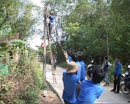 Thanh niên Quảng Điền với chương trình "Thắp sáng làng quê" trong xây dựng nông thôn mới.