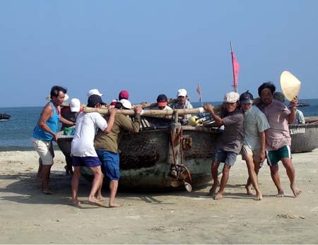 Trao 600 thẻ bảo hiểm tai nạn cho ngư dân TT Huế.