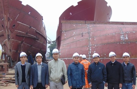 Thừa Thiên Huế Ngư dân thăm quan mô hình tàu vỏ thép tại các nhà máy