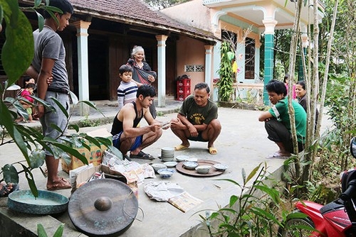 Lên miền núi buôn cổ vật