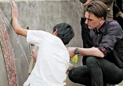 Nghệ sĩ Đan Mạch Michael Geertsen: “Sáng tác” gốm trên 50m đê sông Hồng 