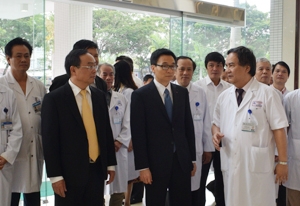 Phó Thủ tướng Vũ Đức Đam thăm Trung tâm điều trị theo yêu cầu và Quốc tế (Bệnh viện Trung ương Huế)