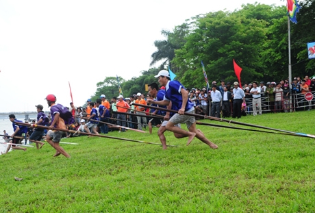 Giải đua ghe chào mừng 40 năm Ngày giải phóng quê hương Thừa Thiên- Huế