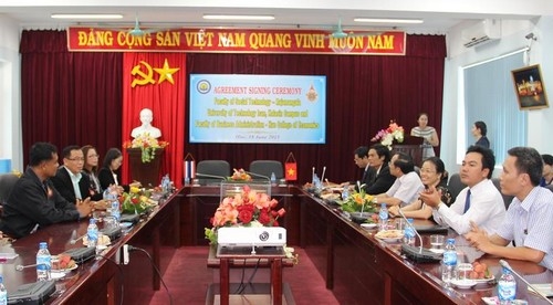 Ký kết thỏa thuận hợp tác giữa Trường Đại học Kinh tế Huế và Đại học Công nghệ Rajamangala Isan, Thái Lan (RMUTI)