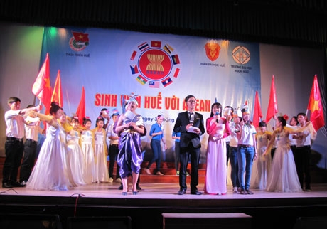 Hội thi "Sinh viên Đại học Huế với ASEAN"