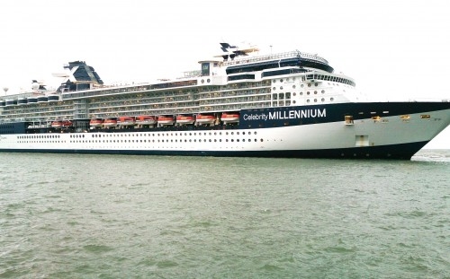 Tàu biển cao cấp Celebrity Millennium cập cảng Chân Mây