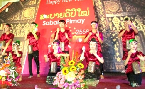 Sinh viên Lào rộn ràng đón Tết cổ truyền Bunpimay trên đất Cố đô