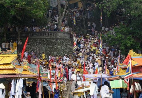 Lễ hội Điện Hòn Chén thu hút hàng vạn người dân thập phương