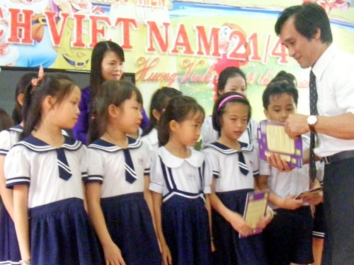 ĐH Huế tặng 115 đầu sách cho học sinh