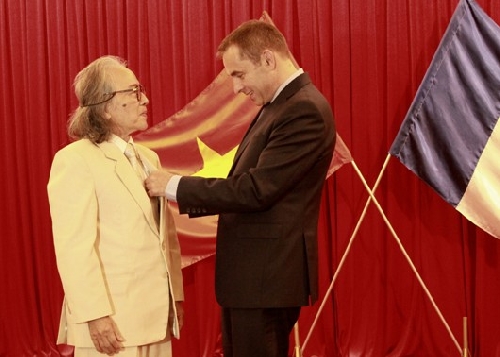 Chính phủ Pháp trao tặng huân chương Cành cọ Hàn lâm cho nhà văn - dịch giả Bửu Ý