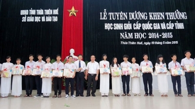 Tuyên dương khen thưởng những học sinh giỏi cấp quốc gia và cấp tỉnh năm học 2014-2015.