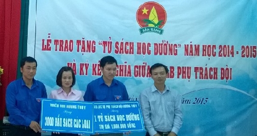 Trao tặng “tủ sách học đường”