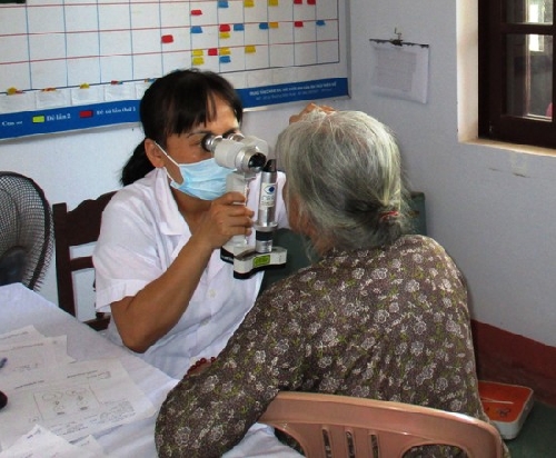 Bệnh viện Mắt Huế tổ chức khám sàng lọc cho Hội người cao tuổi