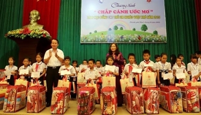 Trao học bổng cho học sinh nghèo vượt khó tại Thừa Thiên-Huế