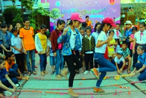 Chương trình “Vầng trăng yêu thương” cho trẻ em nghèo TP Huế