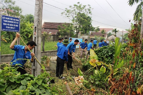 Thanh niên thành phố Huế khởi động công trình “Khơi thông cống rãnh thoát nước” 