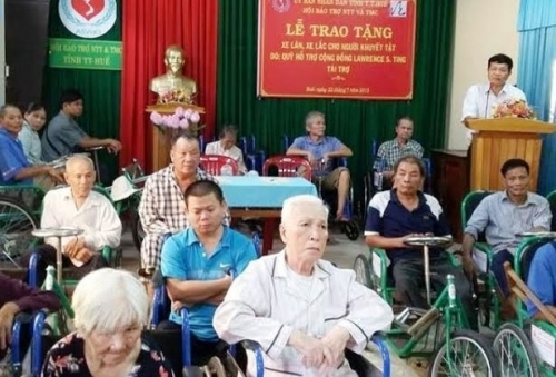 Trao xe lăn, xe lắc cho những người khuyết tật tại Thừa Thiên Huế..