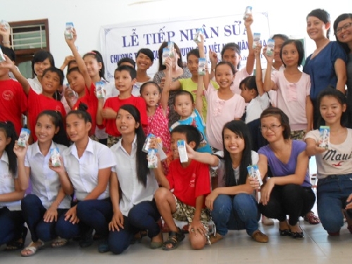 Chương trình Quỹ sữa “Vươn cao Việt Nam” đến với trẻ em nghèo TT Huế