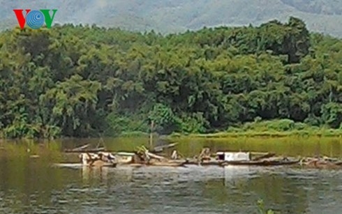Nhức nhối nạn khai thác cát sạn trái phép trên sông Hương