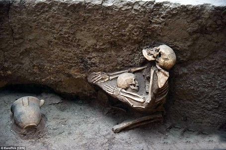 Những xác ướp “mẹ ôm con trong cơn thảm họa” hàng nghìn năm