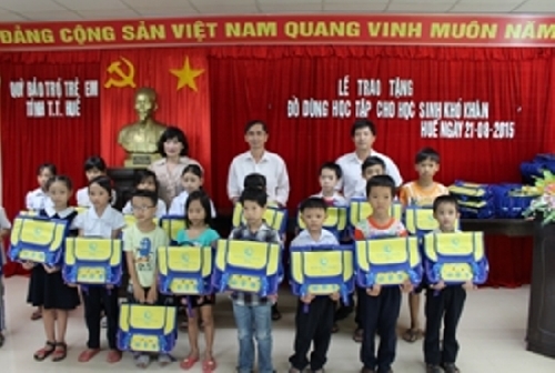 Tặng quà và dụng cụ học tập cho 100 trẻ em nghèo thành phố Huế