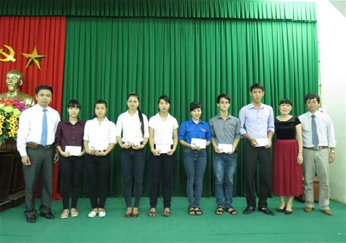 Tổ chức từ thiện LE & CHANG trao học bổng cho sinh viên Trường Đại học Sư phạm Huế.